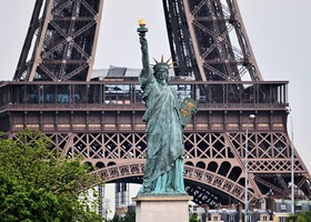statue of liberty paris and eiffel tower